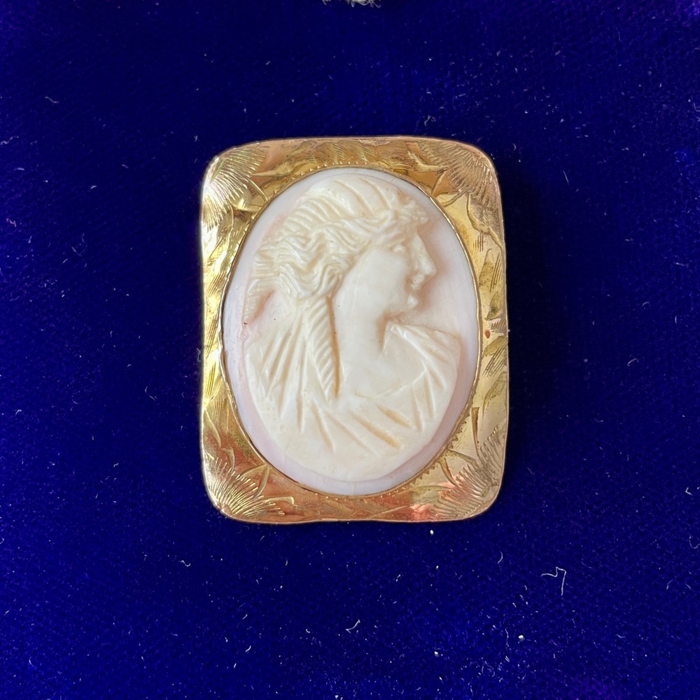 Gold-tone Carved Cameo Brooch - Picture 6 of 9